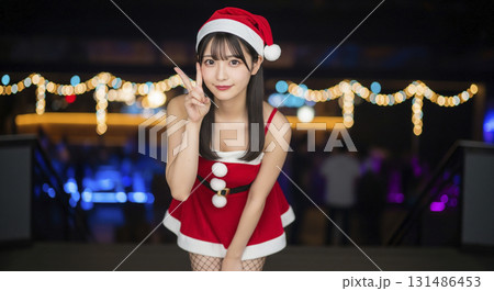 サンタクロースのコスプレをした女性 131486453
