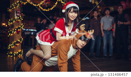 サンタのコスプレをした女性　トナカイの着ぐるみを着た男性 131486457