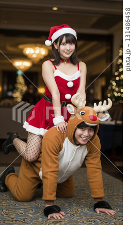 サンタのコスプレをした女性　トナカイの着ぐるみを着た男性 131486458