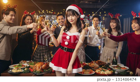 サンタのコスプレをした女性　クリスマスパーティー 131486474