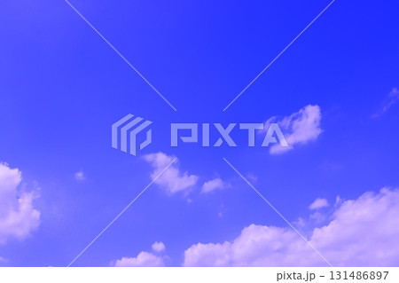 雲のある青空(壁紙素材) 131486897