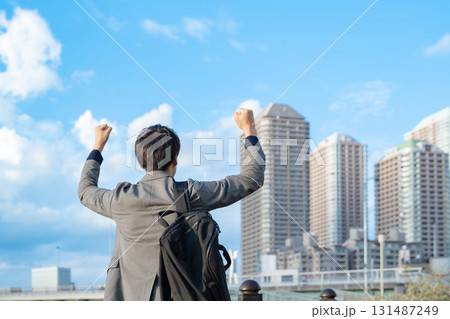ガッツポーズをする男性 131487249