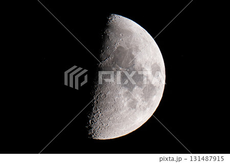 カナダで眺める半月 131487915