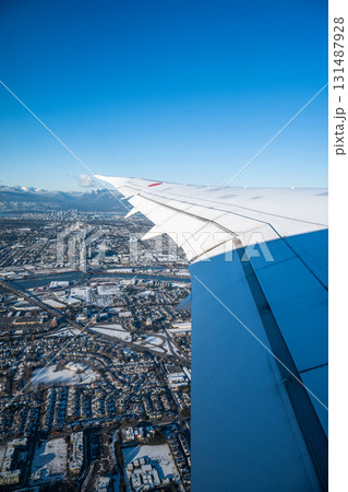 カナダバンクーバーの上空を飛ぶ飛行機からの景色 カナダバンクーバーの上空を飛ぶ飛行機からの景色 131487928