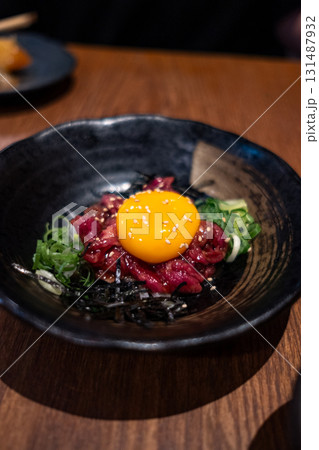 日本の居酒屋で出てくる馬刺しユッケ 日本の居酒屋で出てくる馬刺しユッケ 131487932