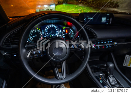 マツダ車の車内左ハンドル 131487937