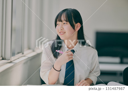 塾の教室で勉強する女子中学生 131487987