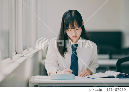塾の教室で勉強する女子中学生 131487989