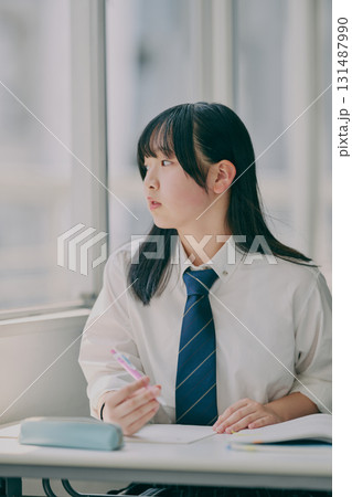 塾の教室で勉強する女子中学生 131487990