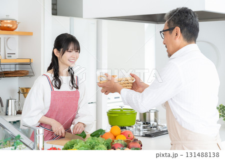 キッチンで料理を作るミドルの夫婦 キッチンで料理を作るミドルの夫婦 131488138