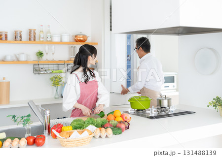 キッチンで料理を作るミドルの夫婦 キッチンで料理を作るミドルの夫婦 131488139