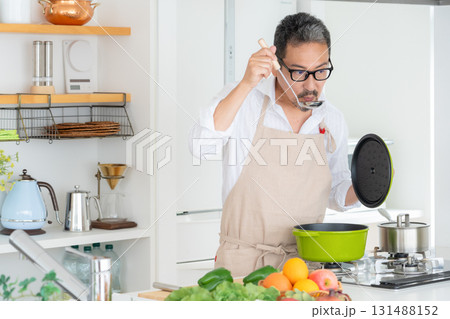 キッチンで料理を作るミドルの男性 キッチンで料理を作るミドルの男性 131488152