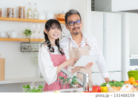 キッチンで料理を作るミドルの夫婦 キッチンで料理を作るミドルの夫婦 131488159