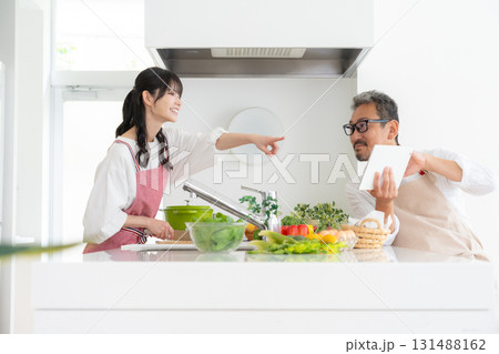 キッチンで料理を作るミドルの夫婦 131488162