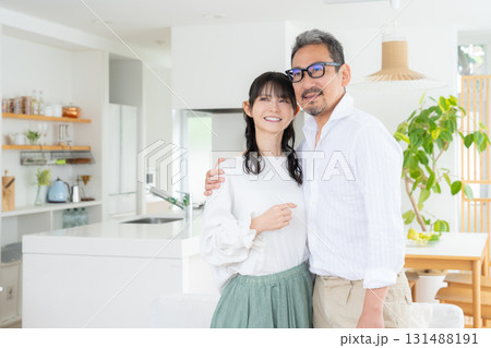 リビングでくつろぐミドルの夫婦 131488191