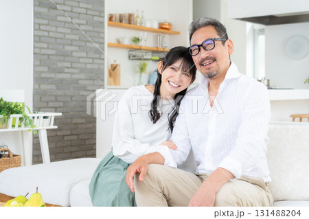 リビングでくつろぐミドルの夫婦 131488204