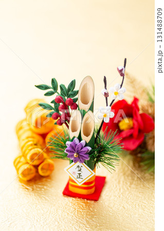 金色背景の門松 131488709