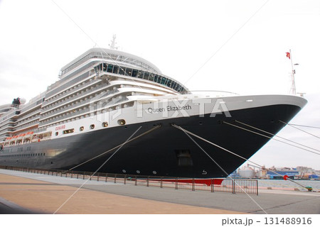 清水港寄港中のクイーンエリザベス船首(静岡市清水区) 131488916