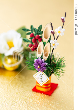 金色背景の門松 131488999