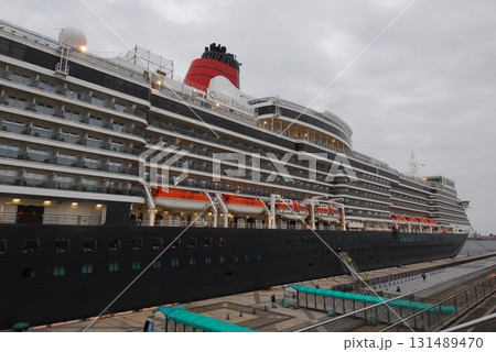 清水港寄港中のクイーンエリザベス船首方向(静岡市清水区) 清水港寄港中のクイーンエリザベス船首方向(静岡市清水区) 131489470