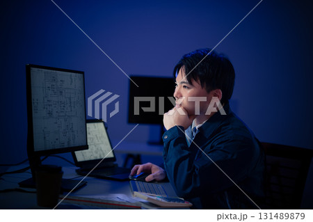 残業する若手 残業する若手 131489879