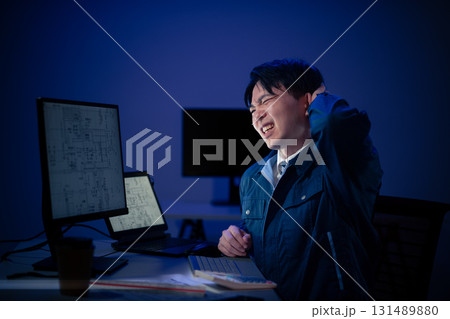 残業する若手 131489880