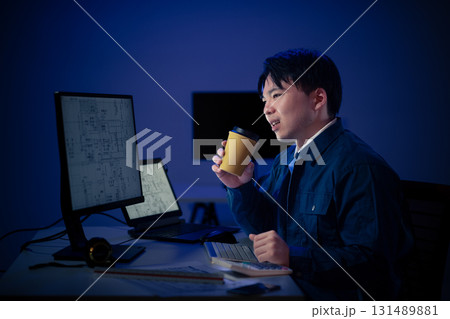 残業する若手 131489881