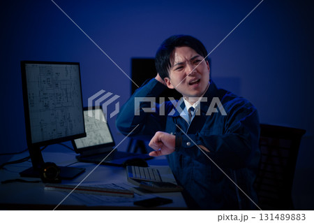 残業する若手 131489883