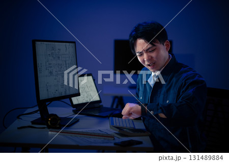 残業する若手 131489884