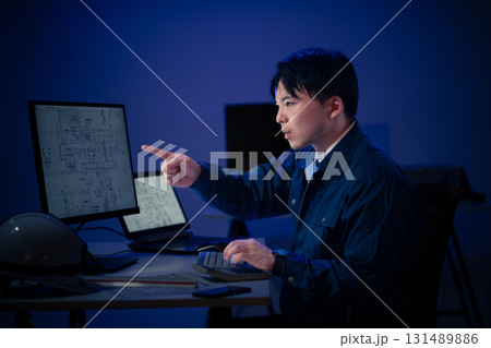 残業する若手 残業する若手 131489886