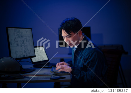 残業する若手 残業する若手 131489887