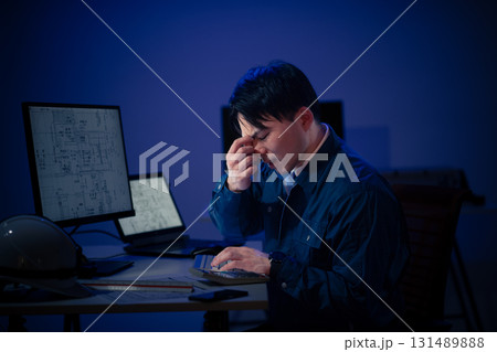 残業する若手 残業する若手 131489888