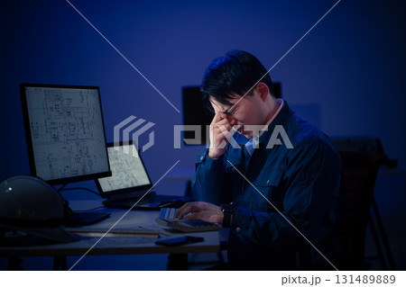 残業する若手 残業する若手 131489889