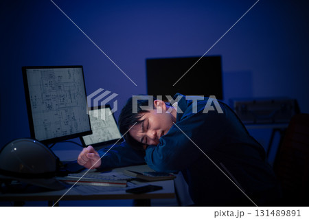 残業する若手 131489891