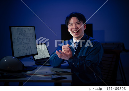 残業する若手 131489898