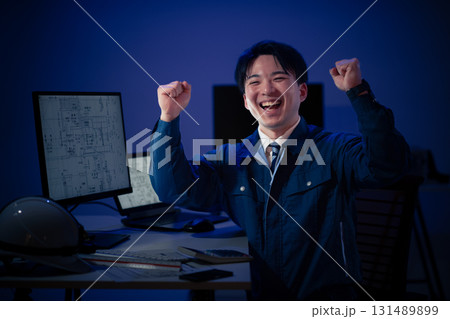 残業する若手 131489899