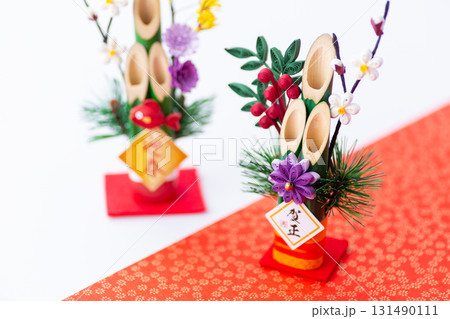 紅白背景の門松 131490111