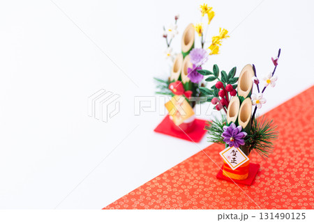 紅白背景の門松 131490125