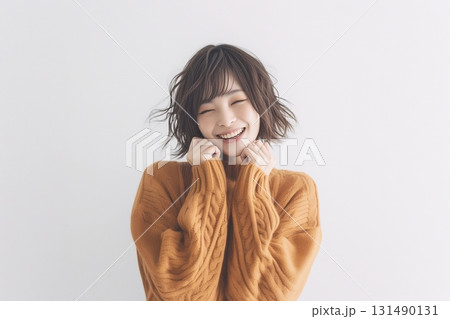 ニットを着た笑顔の女性・ヘアスタイル 131490131