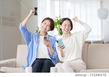 スマホを使う女性たち スマホを使う女性たち 131490278