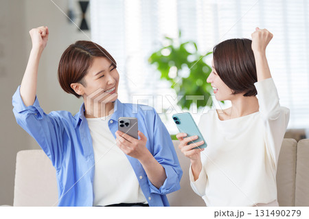 スマホを使う女性たち 131490279