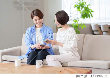 スマホを使う女性たち 131490286