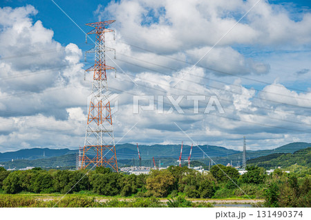 淀川の河川敷に立つ送電線鉄塔　大阪府高槻市 131490374