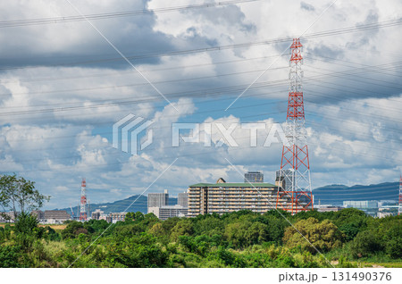 淀川の河川敷に立つ送電線鉄塔 大阪府高槻市 淀川の河川敷に立つ送電線鉄塔 大阪府高槻市 131490376