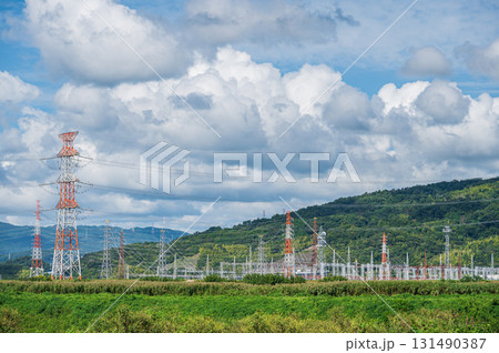 関西電力変電所と送電線鉄塔　大阪府高槻市 131490387