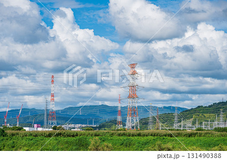 そびえ立つ鉄塔　大阪府高槻市　 131490388