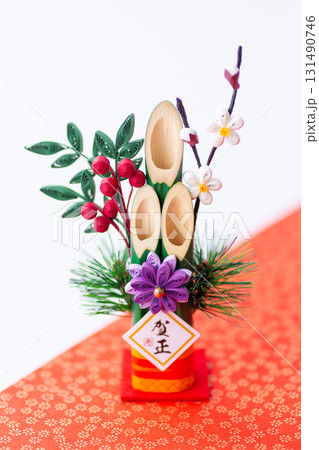 紅白背景の門松 131490746