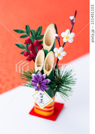 紅白背景の門松 131491103