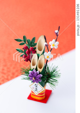 紅白背景の門松 131491106