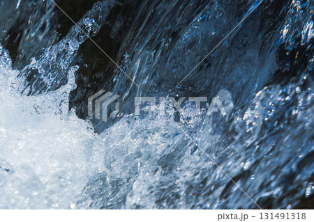初夏の水辺　水流で泡立つ清流のアップ　144 131491318